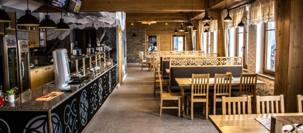 Restauracje Białka Tatrzańska - góralskie wnętrze karczmy z widokiem na Tatry