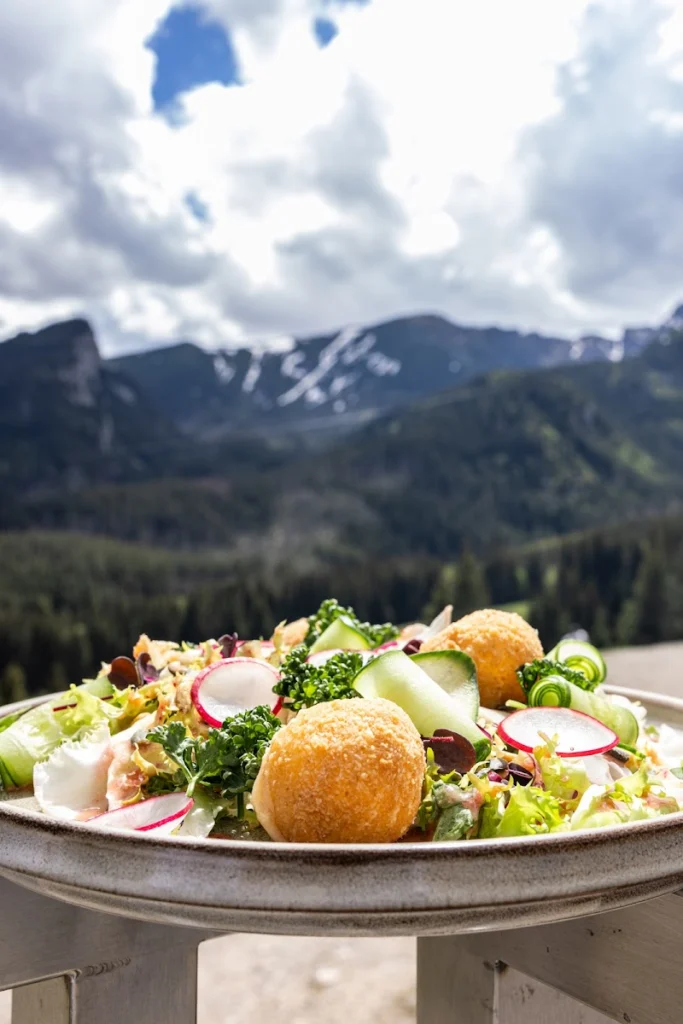 Restauracja Kalatówki z widokiem na Kasprowy Wierch – Restauracja w Zakopanem